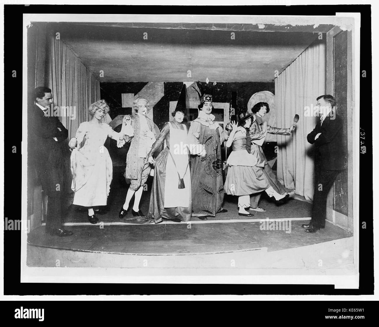 William Zorach et autres, en costume, sur une petite scène Banque D'Images