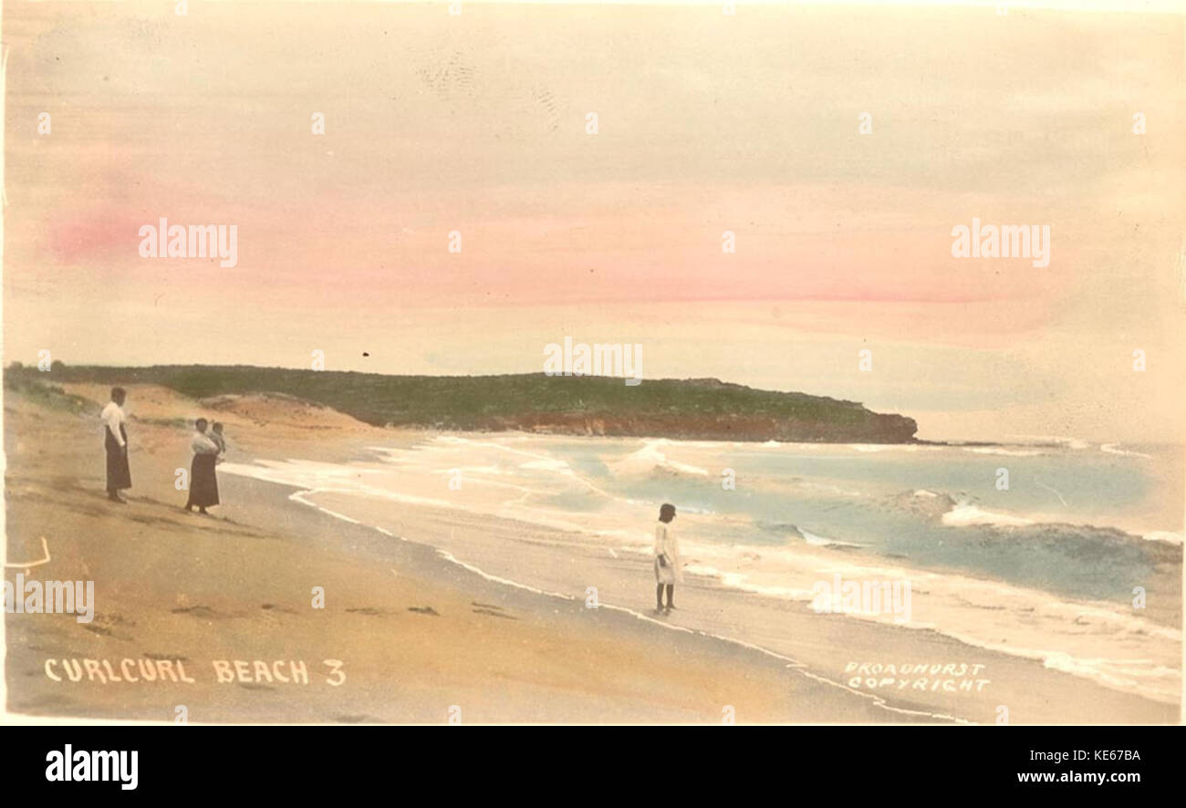 Une photographie de Curl Curl Beach, situé à Sydney, Australie. L'image met en évidence le littoral, les rives sablonneuses et les vues sur l'océan caractéristiques de cette destination balnéaire populaire. Banque D'Images