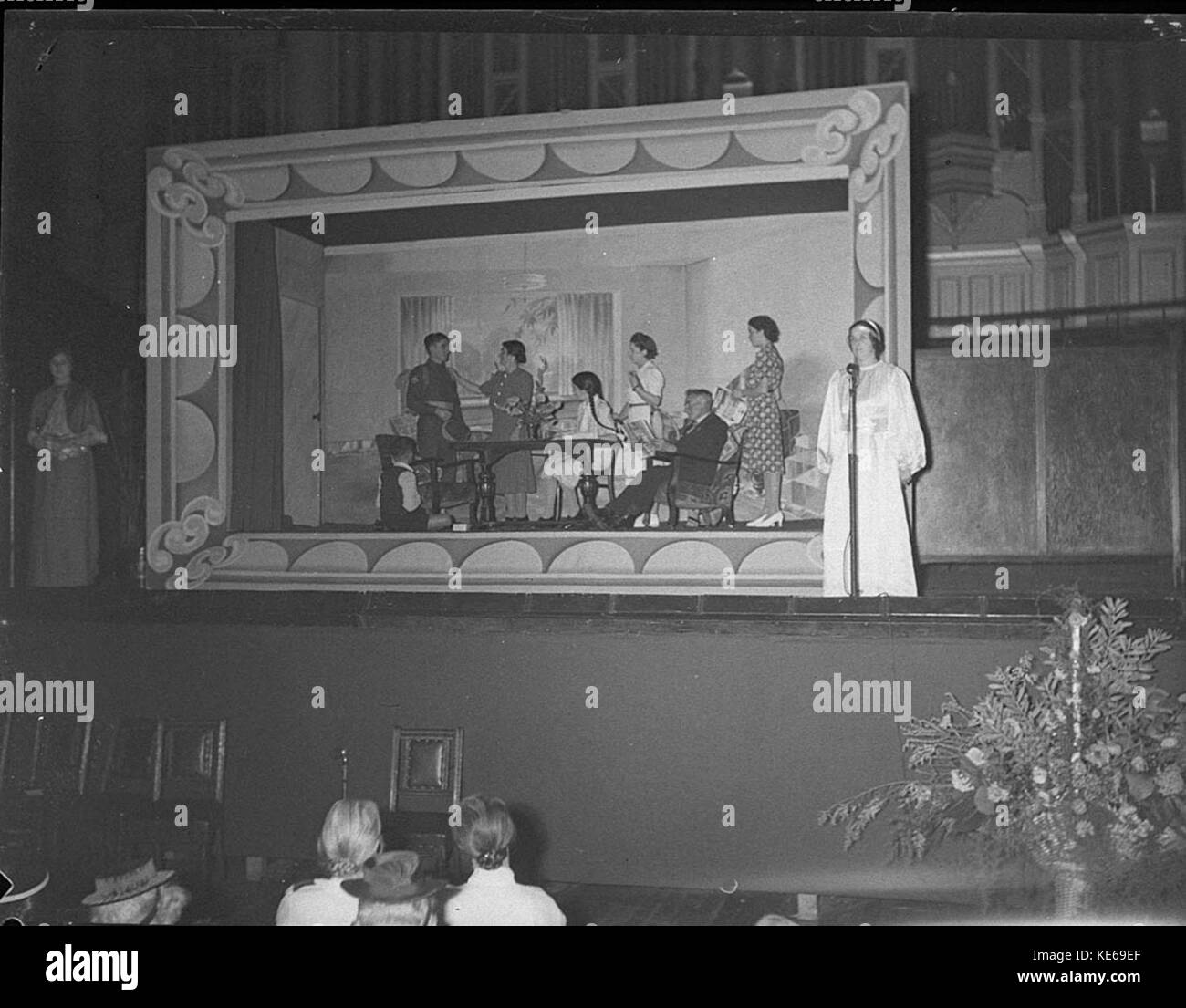 Une photographie historique du concours de l'Armée du Salut tenu à l'hôtel de ville, mettant en valeur la participation communautaire et les événements caritatifs. Banque D'Images