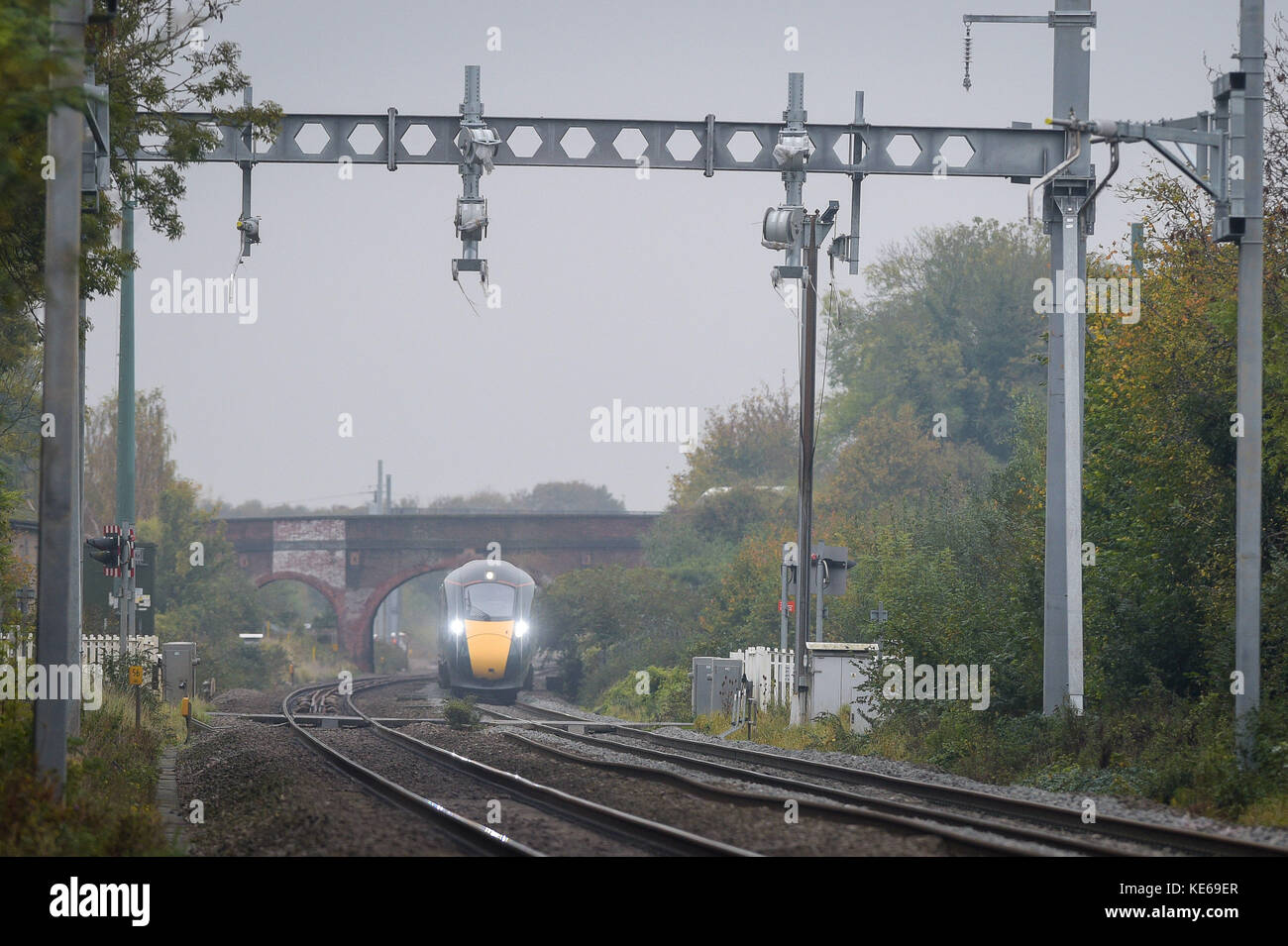 Un nouvel électro-diesel de classe 800 passe par la partie non électrifiée de la grande ligne de chemin de fer de l'Ouest en direction de l'ouest vers le pont classé de grade II au-dessus de la B4017 à Steventon, Oxfordshire, qui empêche l'électrification complète de la grande ligne de chemin de fer de fer de l'Ouest car elle est trop basse. Banque D'Images