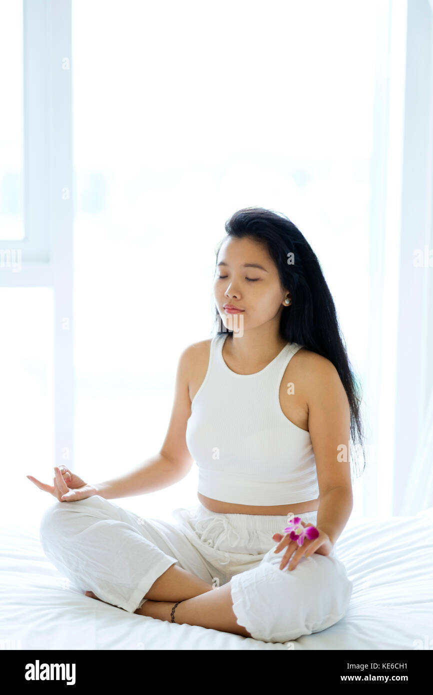 Femme Asiatique dans une position de yoga Banque D'Images