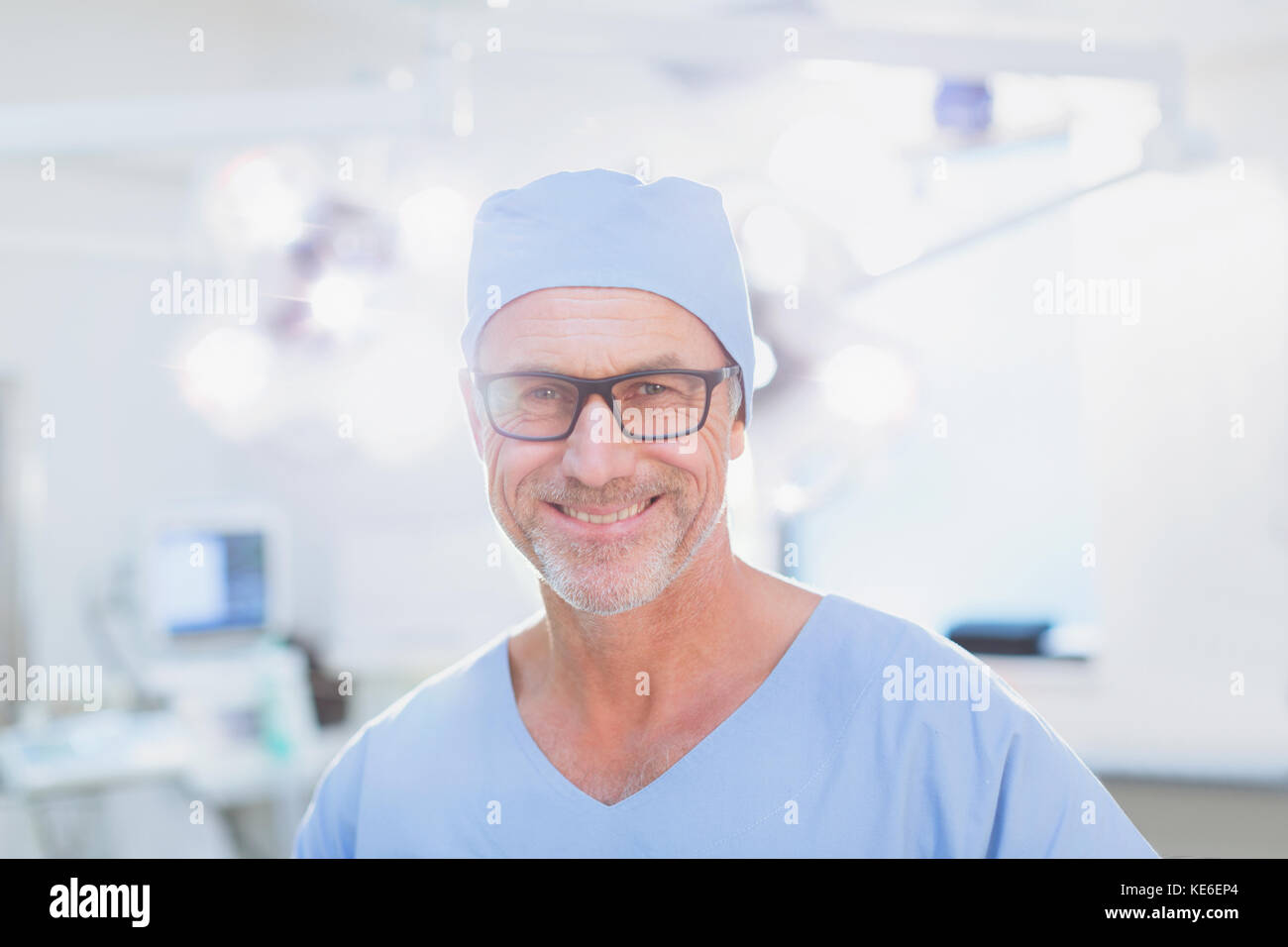 Portrait chirurgien homme mature et confiant dans la salle d'opération Banque D'Images