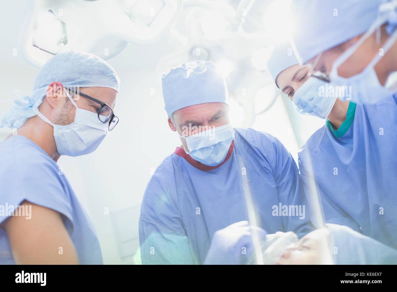Chirurgiens et anesthésiologistes spécialisés préparant le patient à une opération chirurgicale chambre Banque D'Images