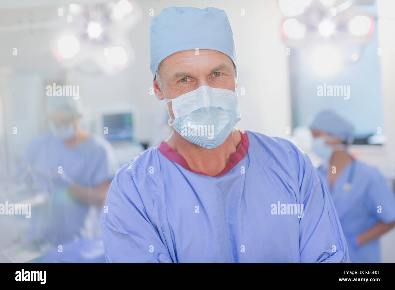 Portrait chirurgien homme mature et confiant dans la salle d'opération Banque D'Images