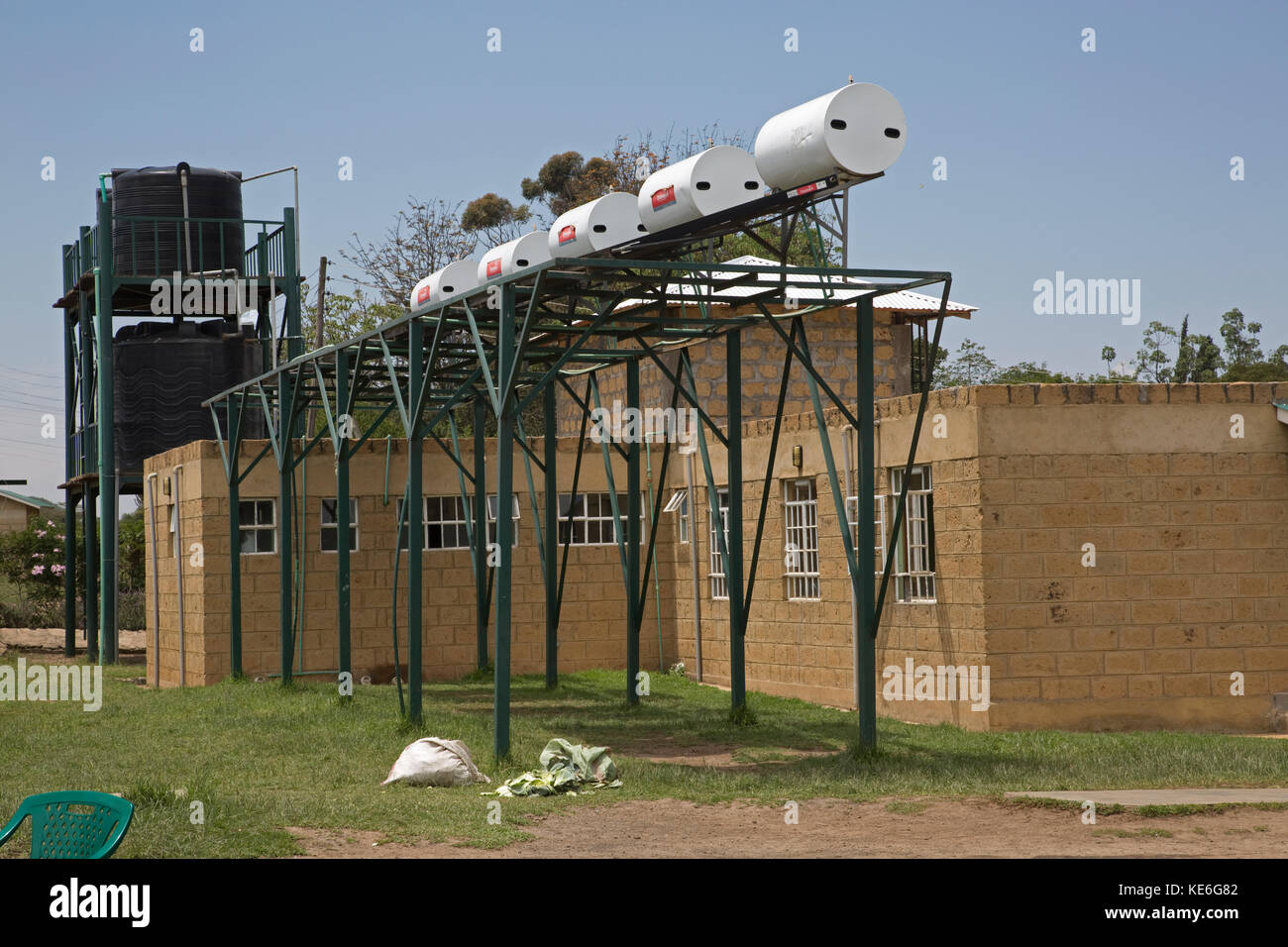 Grand cadre métallique avec chauffe eau solaire redémarrer l'Afrique Kenya gilgil Banque D'Images