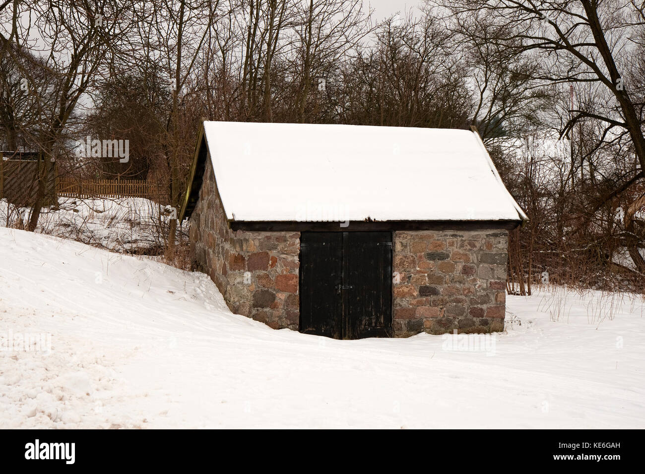 Petite cabane, faites de roches, dans la neige Banque D'Images