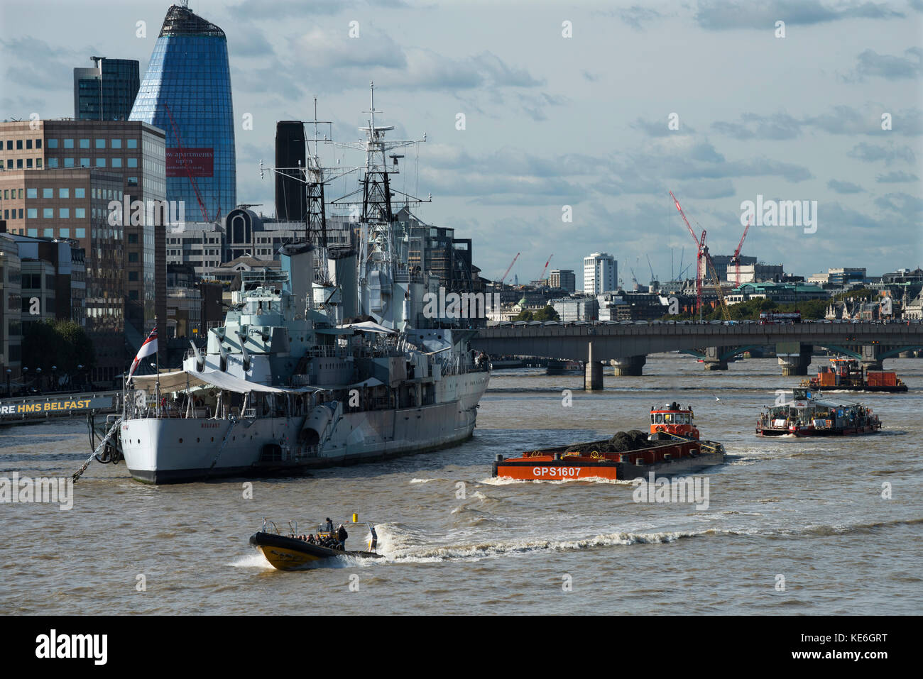 Ville de London édifices modernes contrastant avec les vieux bâtiments photographiés de Tower Bridge, Londres, Angleterre. Oct 2017 à l'ouest de Tower Bridge Banque D'Images