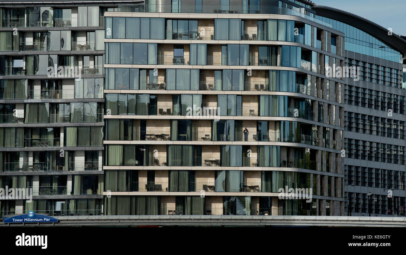 Ville de London édifices modernes contrastant avec les vieux bâtiments photographiés de Tower Bridge, Londres, Angleterre. Oct 2017 Banque D'Images