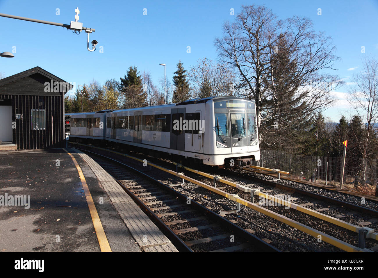 Un train à la station frognerseteren, 469 mètres au-dessus du niveau de la mer et d'un point de départ pour la randonnée et le ski dans la région de Oslo, Norvège Banque D'Images Un train à la station frognerseteren, 469 mètres au-dessus du niveau de la mer et d'un point de départ pour la randonnée et le ski dans la région de Oslo, Norvège Banque D'Images