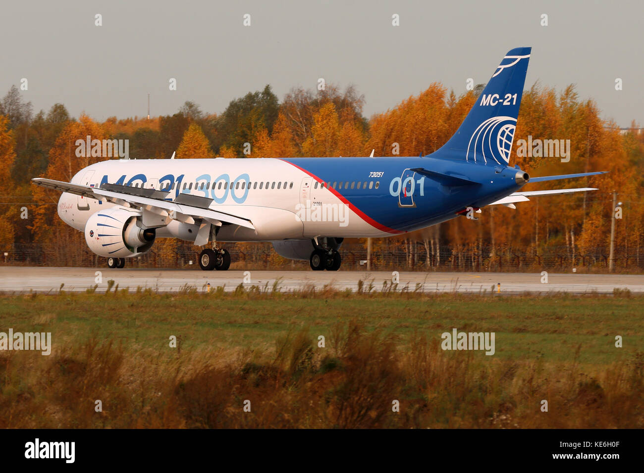 Joukovski, dans la région de Moscou, Russie - le 17 octobre 2017 : irkut ms-21 73051 premier vol du prototype d'un nouveau avion civil russe à l'atterrissage à ramenskoe Banque D'Images