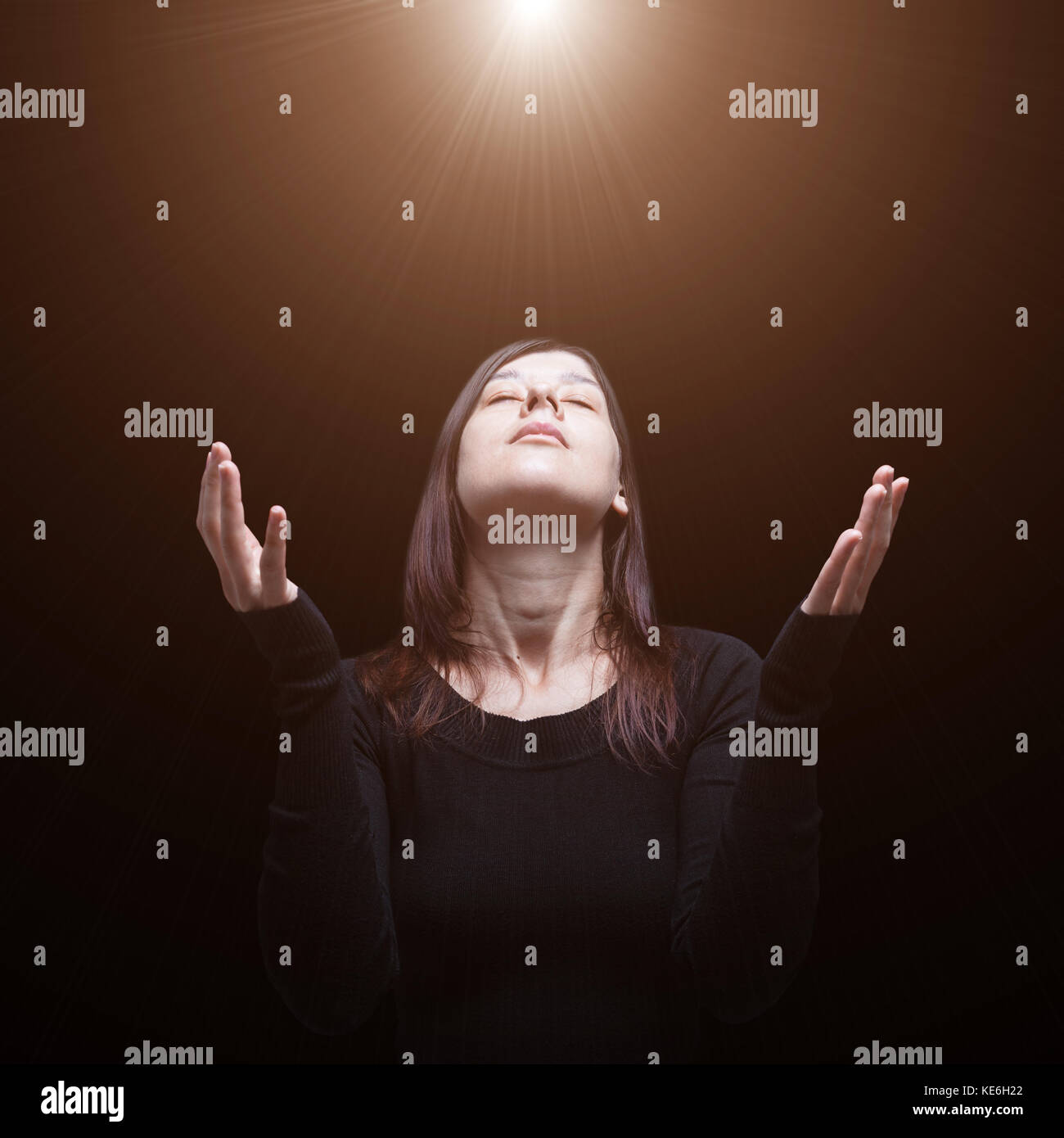 Deuil Femme En Priere Les Bras Tendus Dans L Adoration De Dieu Eclaire Par La Lumiere Divine Ou Celeste Foi Prier Priere Triste Tristesse Douleur Deuil Photo Stock Alamy Deuil Femme En Priere Les Bras Tendus Dans L Adoration De Dieu Eclaire Par La Lumiere Divine Ou Celeste Foi Prier Priere Triste Tristesse Douleur Deuil Photo Stock Alamy