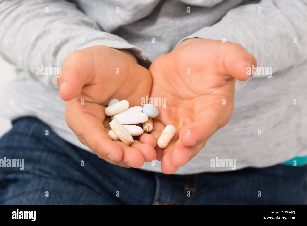 Close-up of child's hand holding variétés de comprimés Banque D'Images