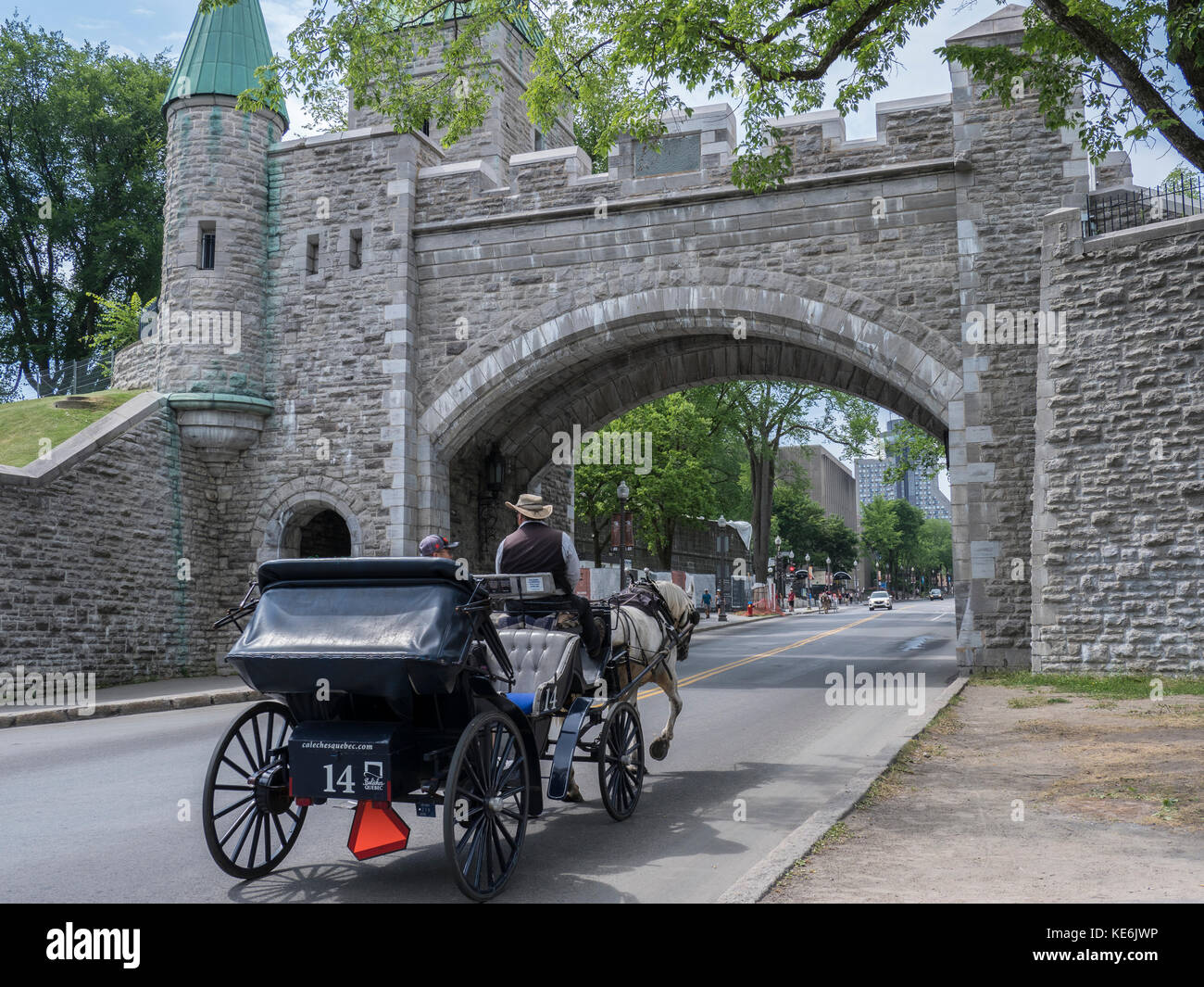 Voitures à cheval par la Porte Saint Louis, Vieux Québec, Vieille Ville, Ville de Québec, Canada. Banque D'Images