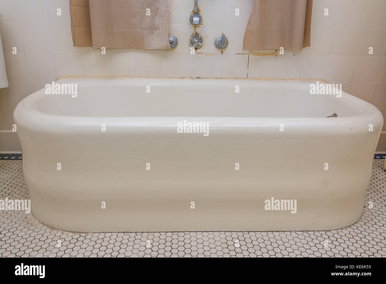 Vintage baignoire dans maison américaine au Kentucky USA Photo Stock - Alamy