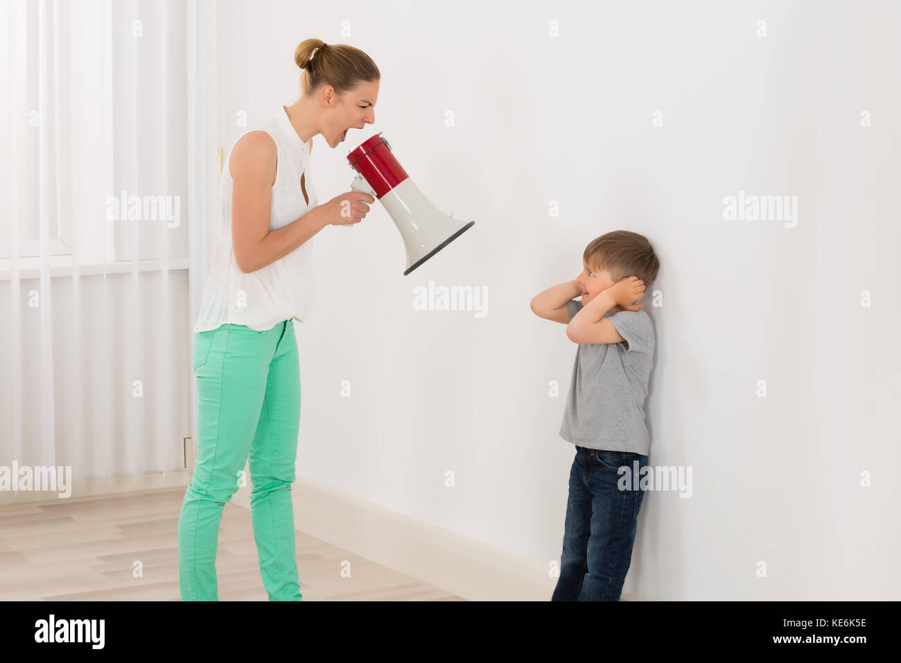 Mère de crier sur son fils par mégaphone Photo Stock Alamy