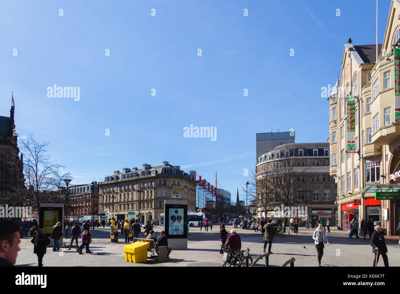 Town Hall Square, Sheffield, en regardant vers Barkers Pool, Pinstone Street et Leopold Street avec Orchard Square sur la droite Banque D'Images