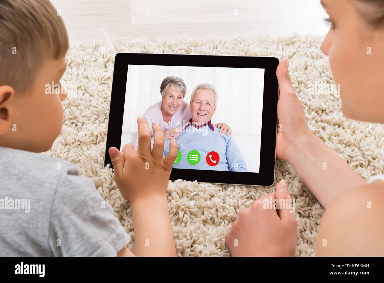 Gros plan sur la visioconférence Mother and son sur une tablette numérique à la maison Banque D'Images