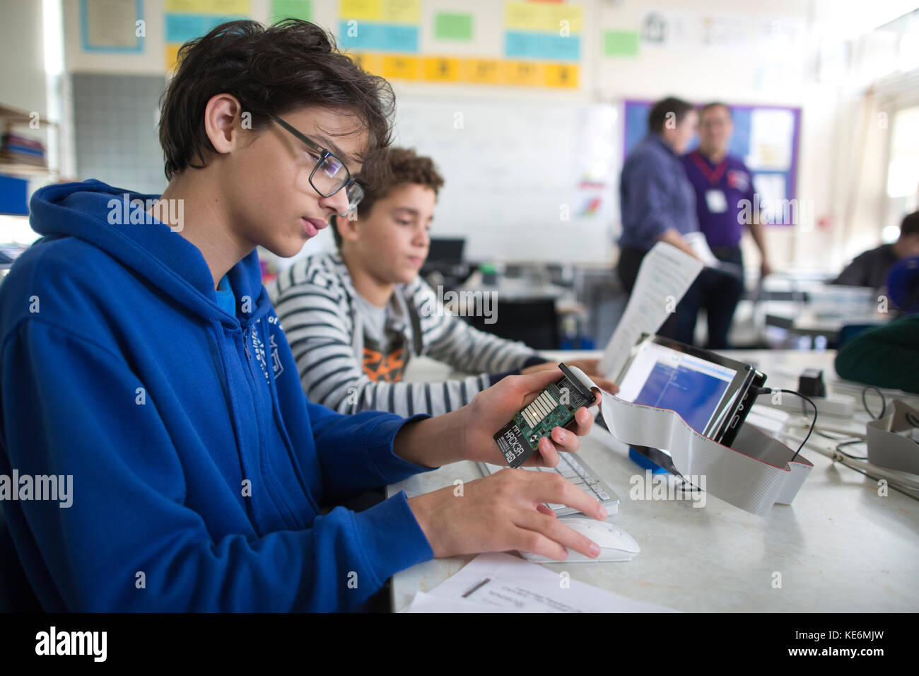Les gens participant à la confiture de framboises de Cambridge, UK, rencontrez-vous pour toute personne intéressée à l'ordinateur raspberry pi, programmation et ateliers de codage Banque D'Images