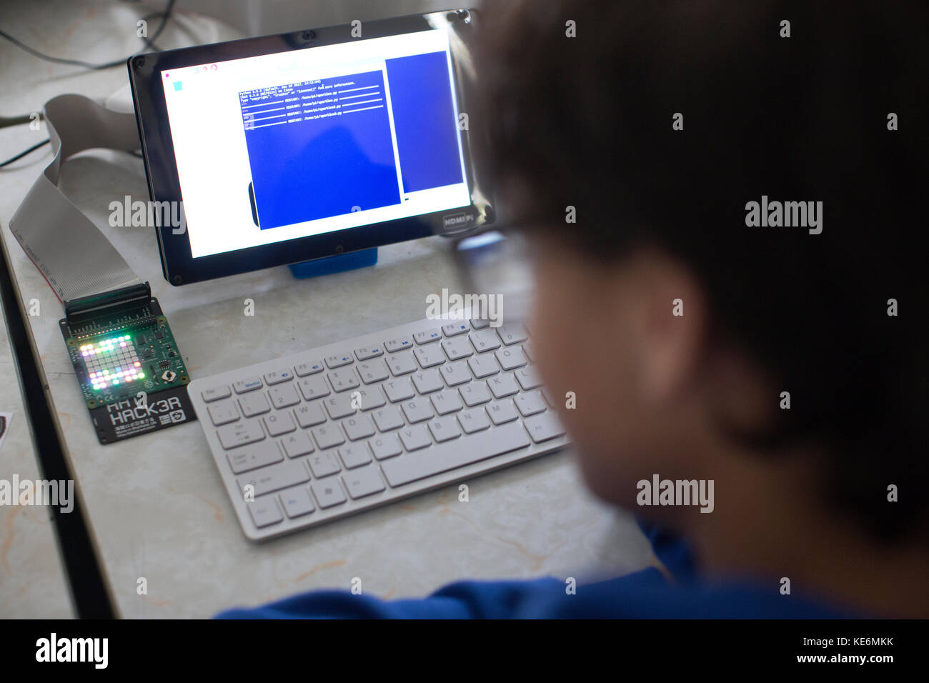 Les gens participant à la confiture de framboises de Cambridge, UK, rencontrez-vous pour toute personne intéressée à l'ordinateur raspberry pi, programmation et ateliers de codage Banque D'Images