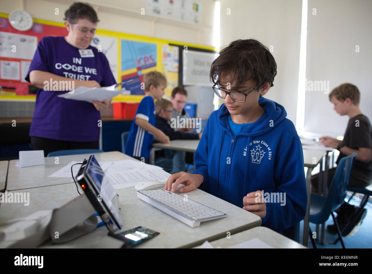 Les personnes participant à la rencontre de Cambridge Raspberry Jam, au Royaume-Uni, pour toute personne intéressée par les ateliers de programmation, de programmation et de codage Raspberry Pi Banque D'Images
