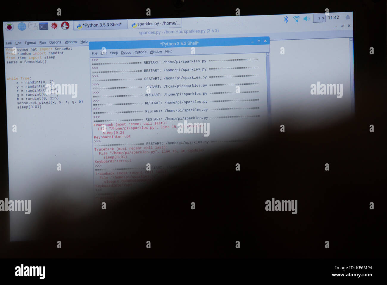 Les gens participant à la confiture de framboises de Cambridge, UK, rencontrez-vous pour toute personne intéressée à l'ordinateur raspberry pi, programmation et ateliers de codage Banque D'Images