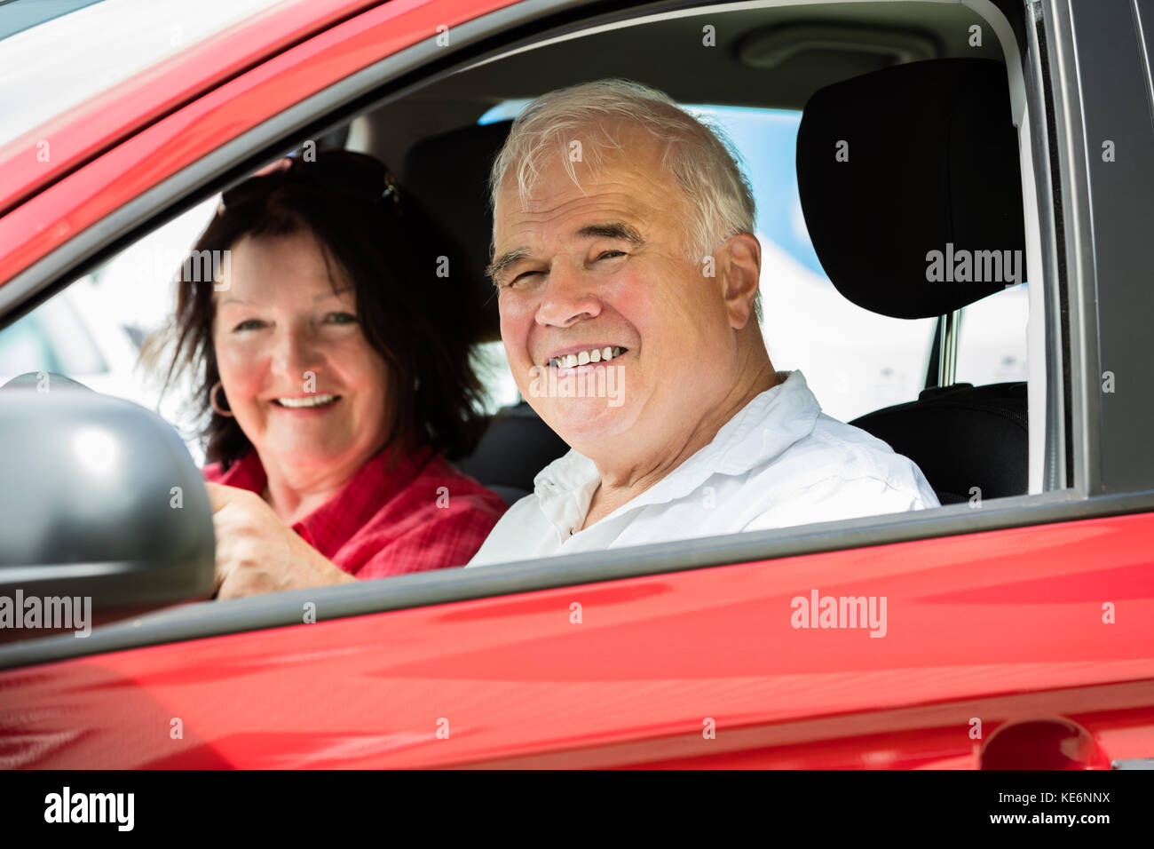 Smiling Senior Couple Sitting In A Car Banque D'Images