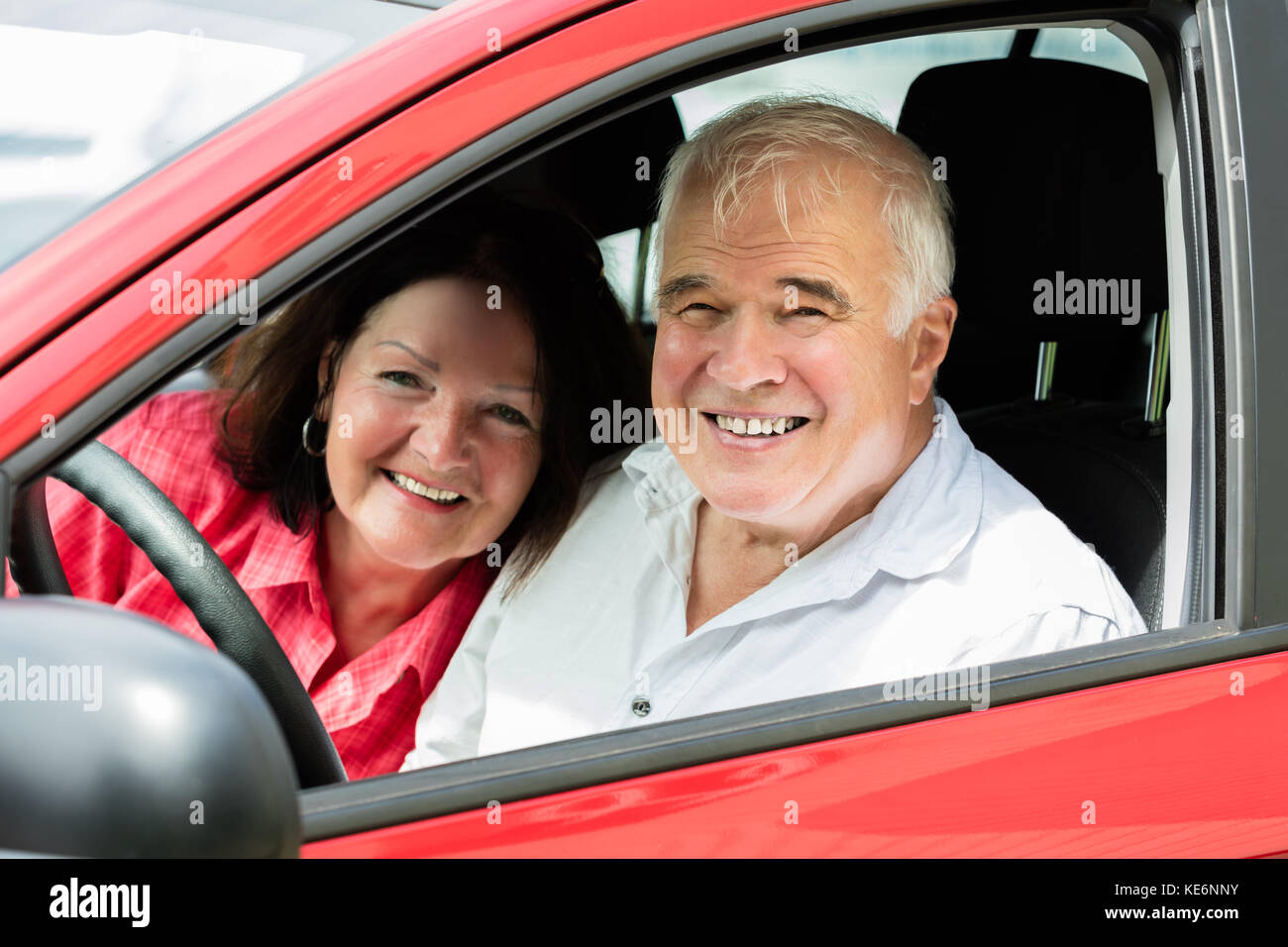 Smiling Senior Couple Sitting In A Car Banque D'Images
