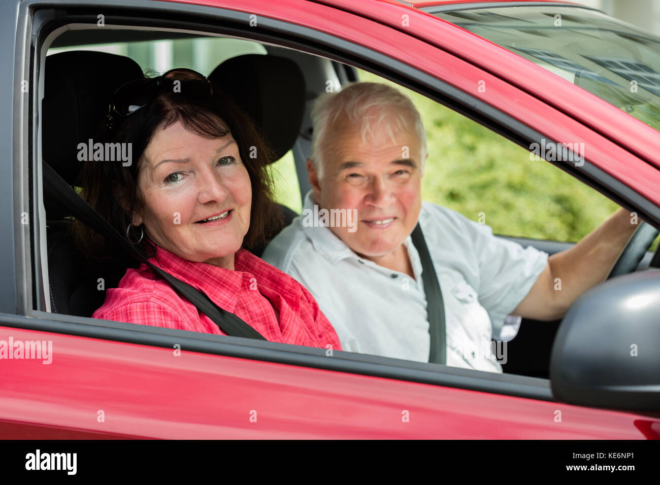Smiling Senior Couple Sitting In A Car Banque D'Images