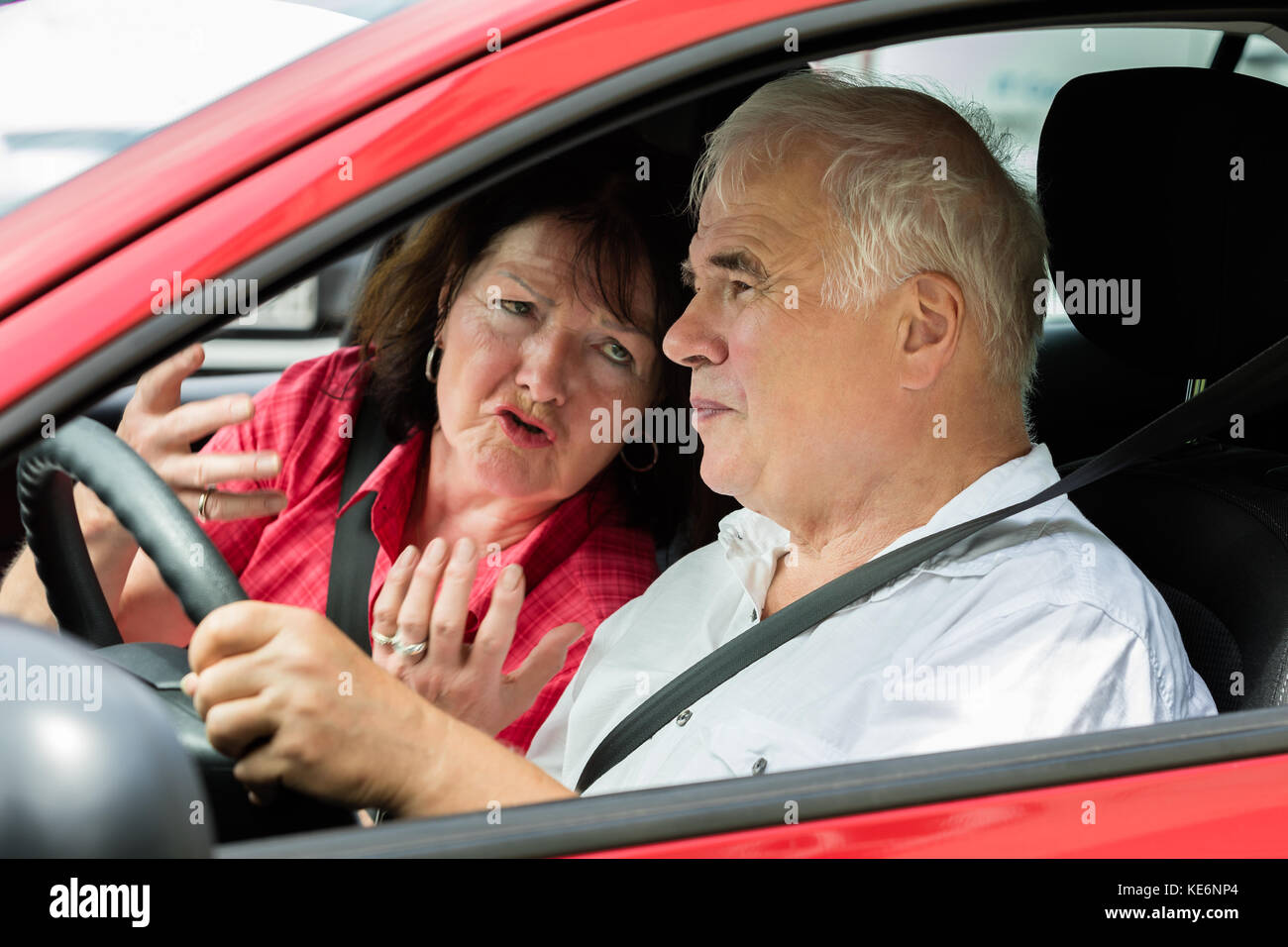 Couple Senior malheureux dans une voiture Banque D'Images