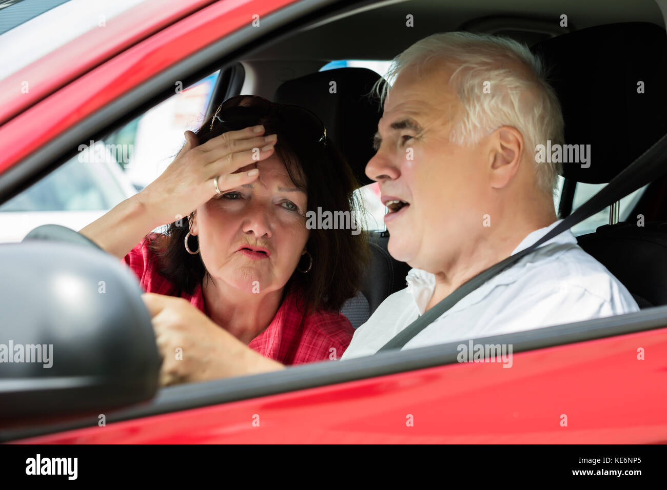 Couple Senior malheureux dans une voiture Banque D'Images