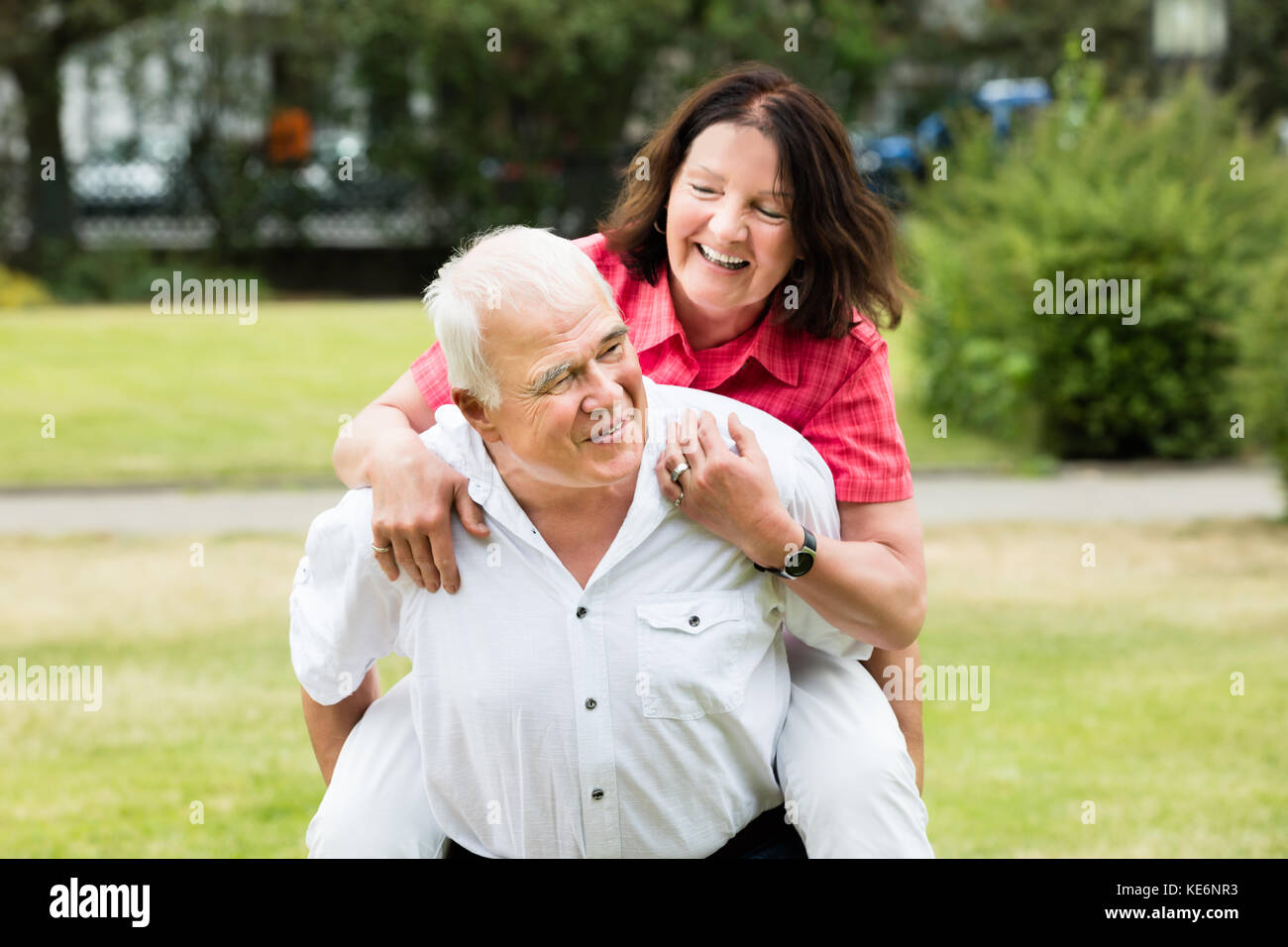 Portrait Of A Happy Senior Man Piggybacking son épouse Banque D'Images