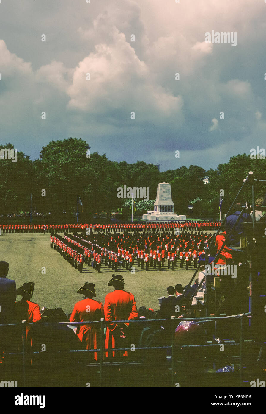 Trooping de la couleur par temps pluvieux, avec des gens avec des parasols, vu de Douvres House, le bureau écossais, Horse Guards Parade, Londres, Angleterre, Royaume-Uni dans les années 1980. Mémorial des gardes et foule, y compris les retraités de Chelsea Banque D'Images