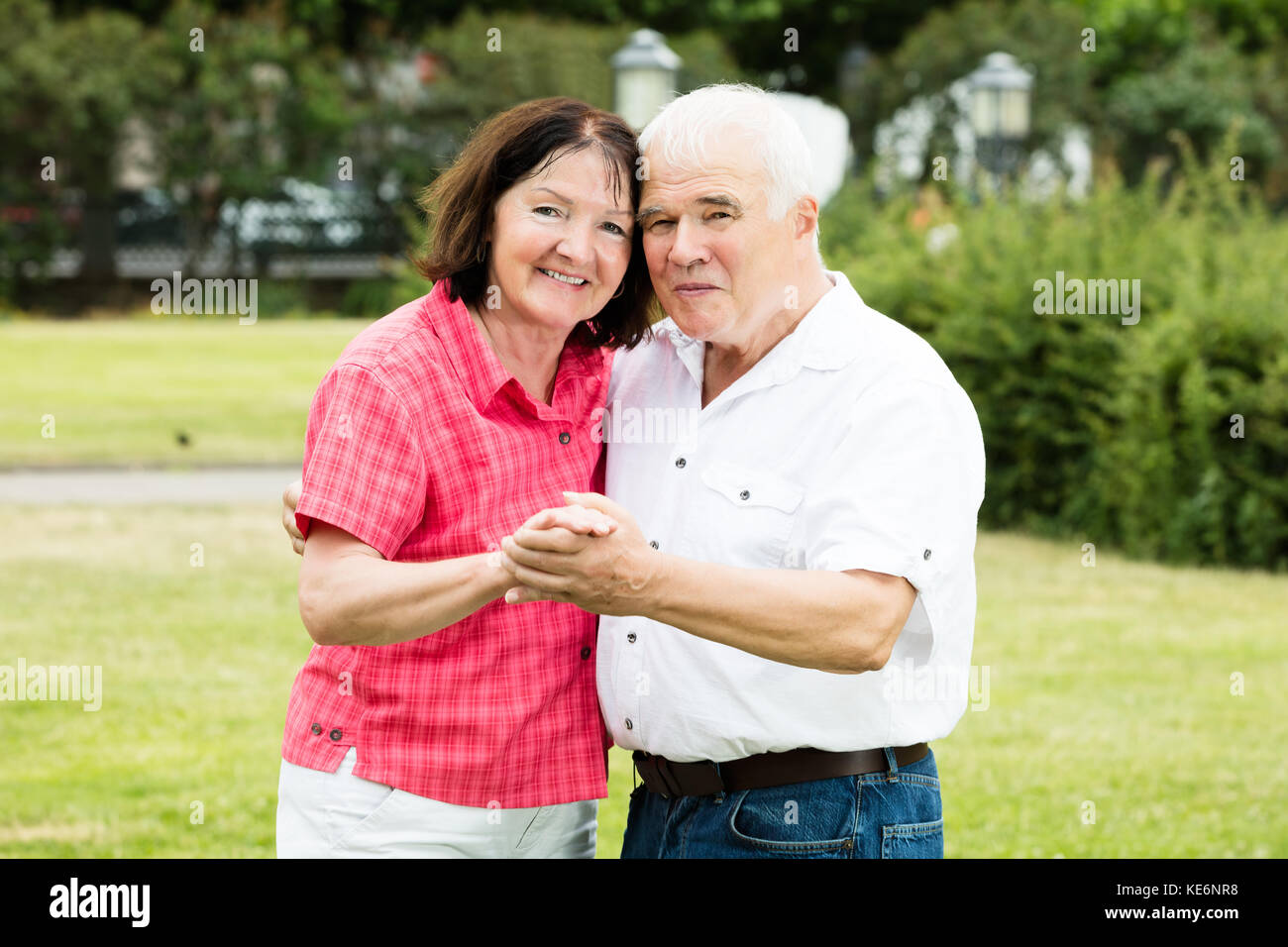 Portrait Of Happy Senior Couple Holding Hands Banque D'Images