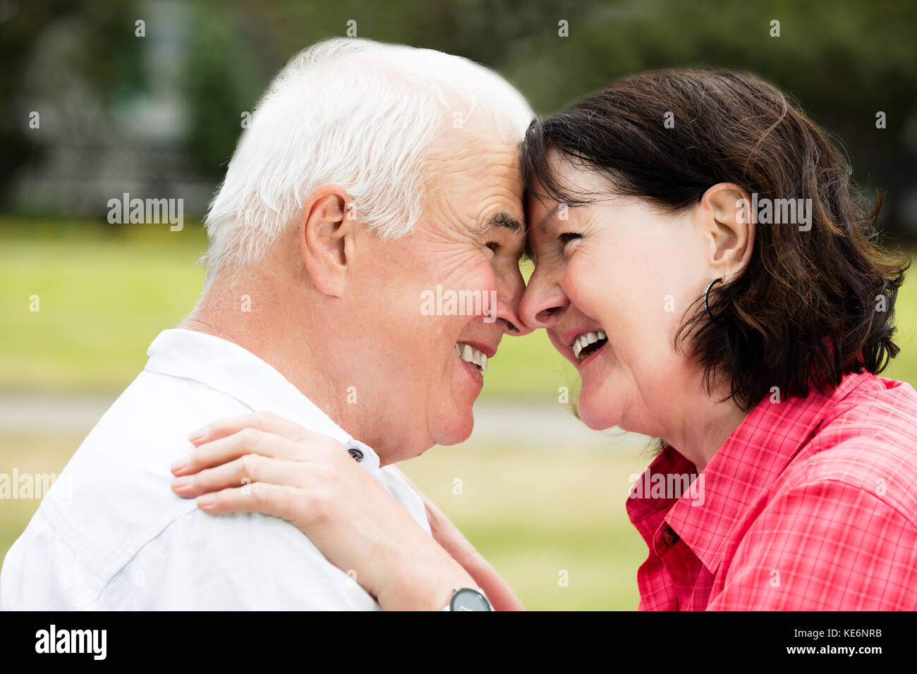 Close-up of A Loving Happy Senior Couple Banque D'Images