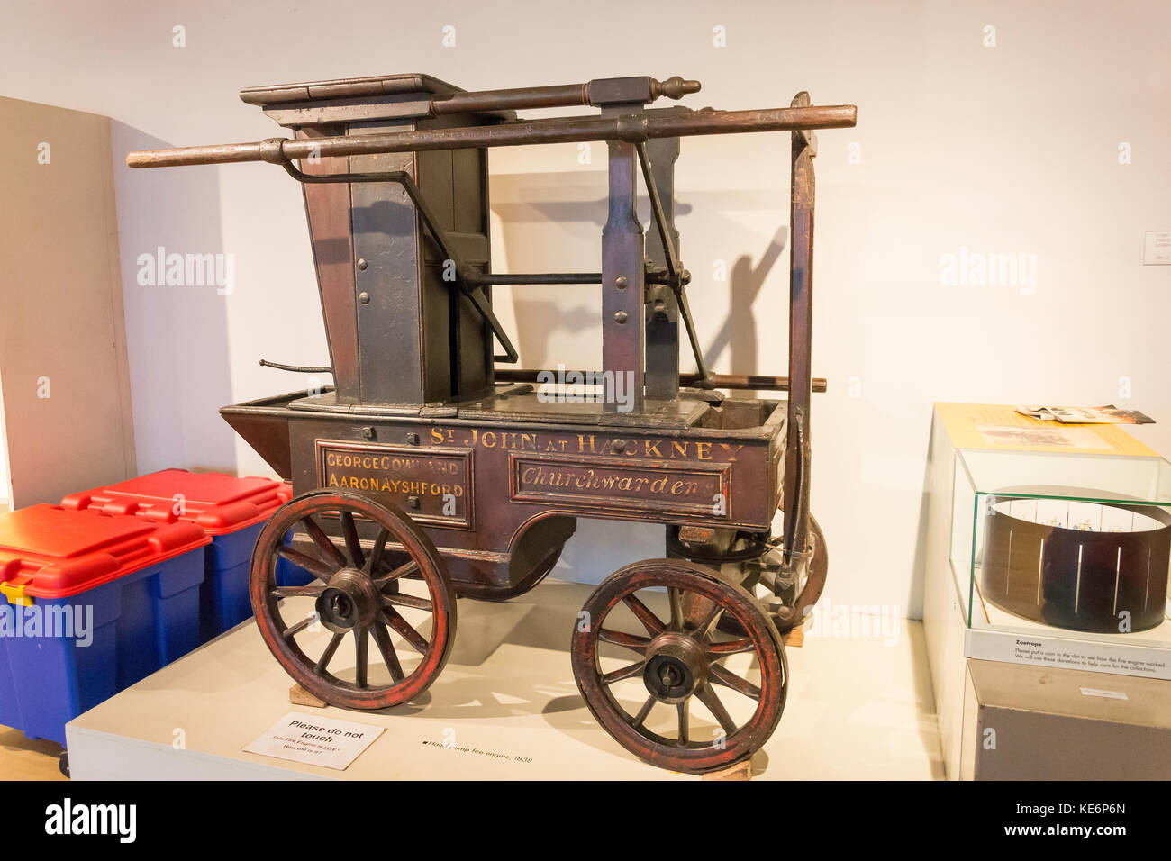 19e siècle de la pompe à incendie à Hackney Museum, Mare Street, Hackney Central, quartier de Hackney, Greater London, Angleterre, Royaume-Uni Banque D'Images