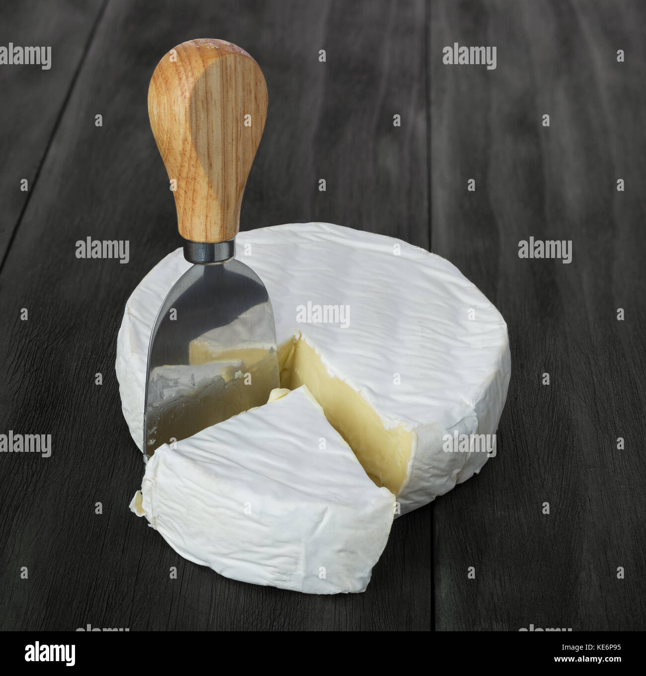 Fromages frais et fromage Couteau sur table en bois foncé rustique Banque D'Images