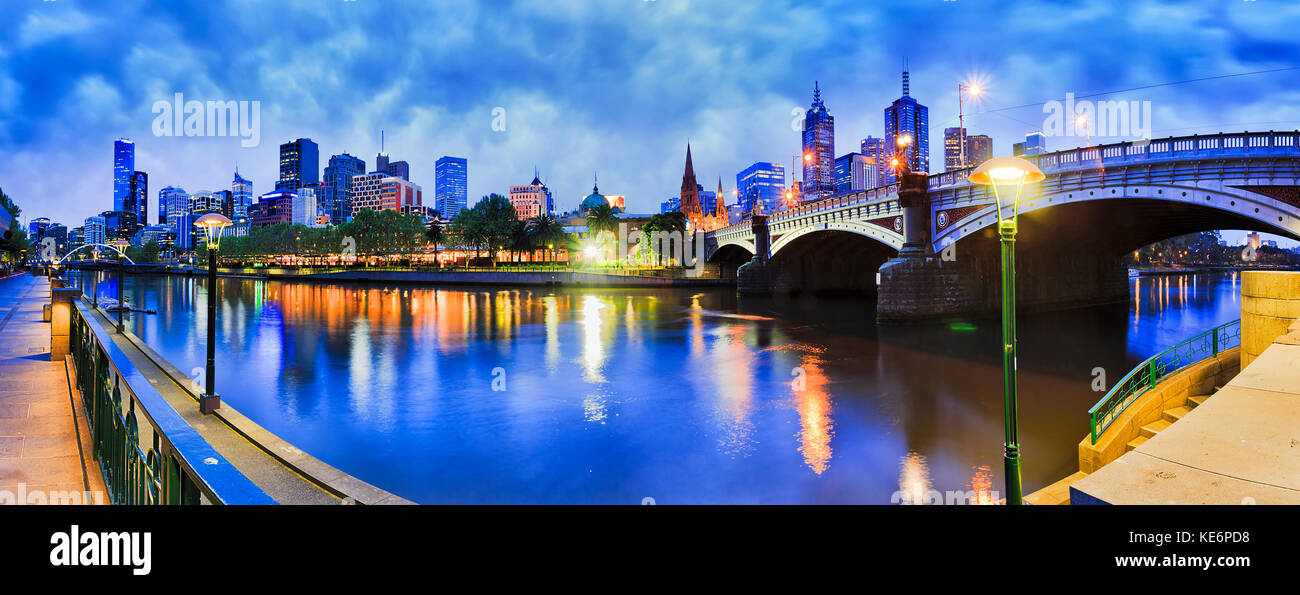 Princes pont sur la rivière Yarra et gare de Flinders melbourne cbd dark au lever du soleil avec des lumières de rue et gratte-ciel reflètent l'éclairage Banque D'Images