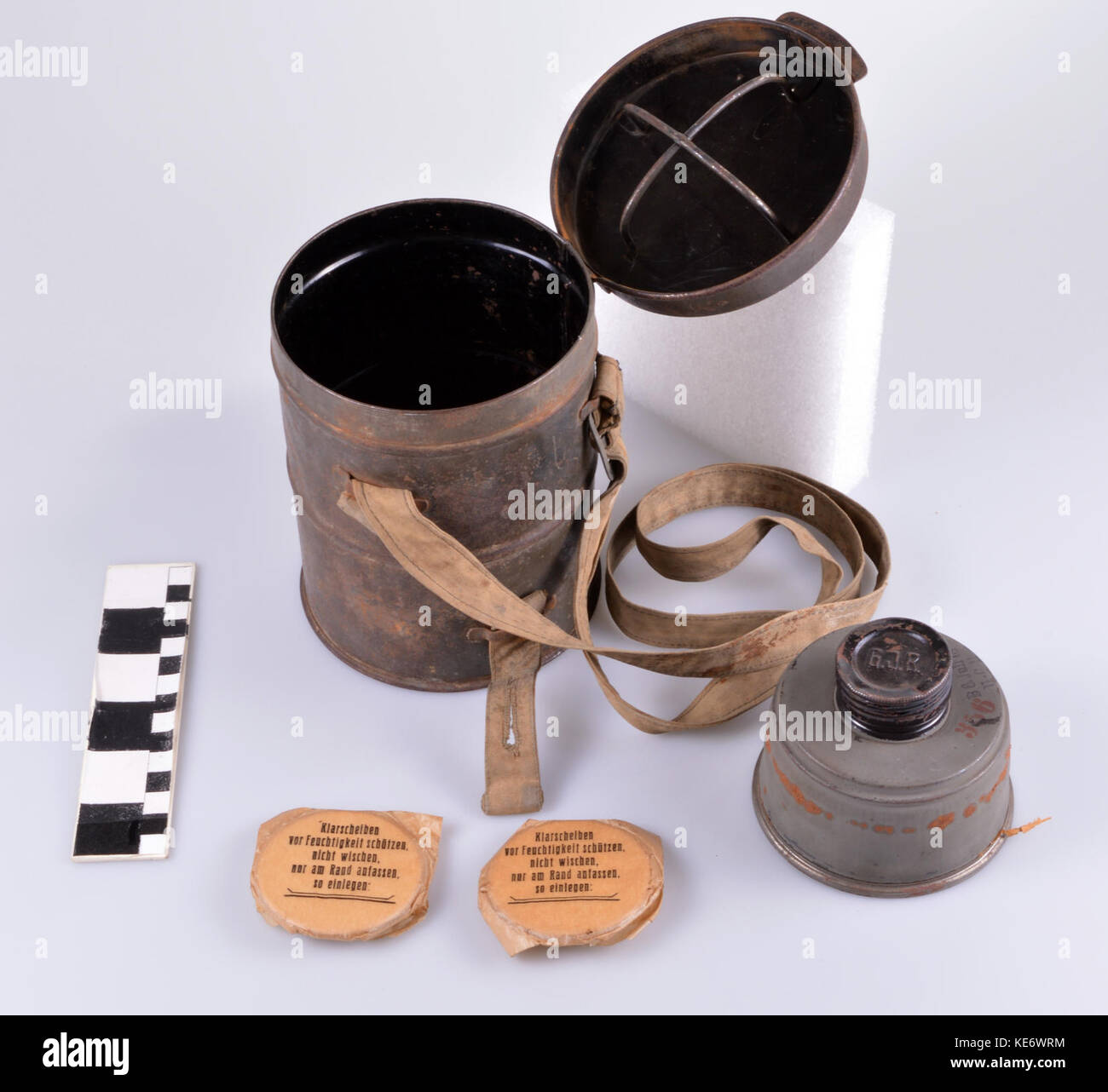 La Première Guerre mondiale modèle allemand 1915 Gummimaske Transporteur masque à gaz avec filtre à gaz et lentilles Banque D'Images