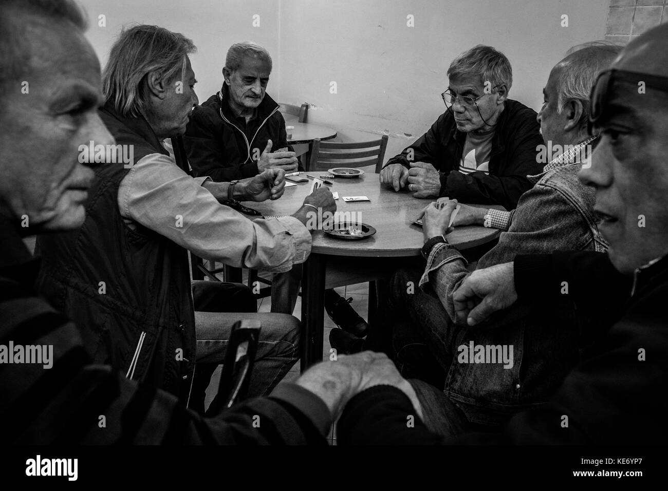 De vieux amis de cartes à jouer à Naples Banque D'Images