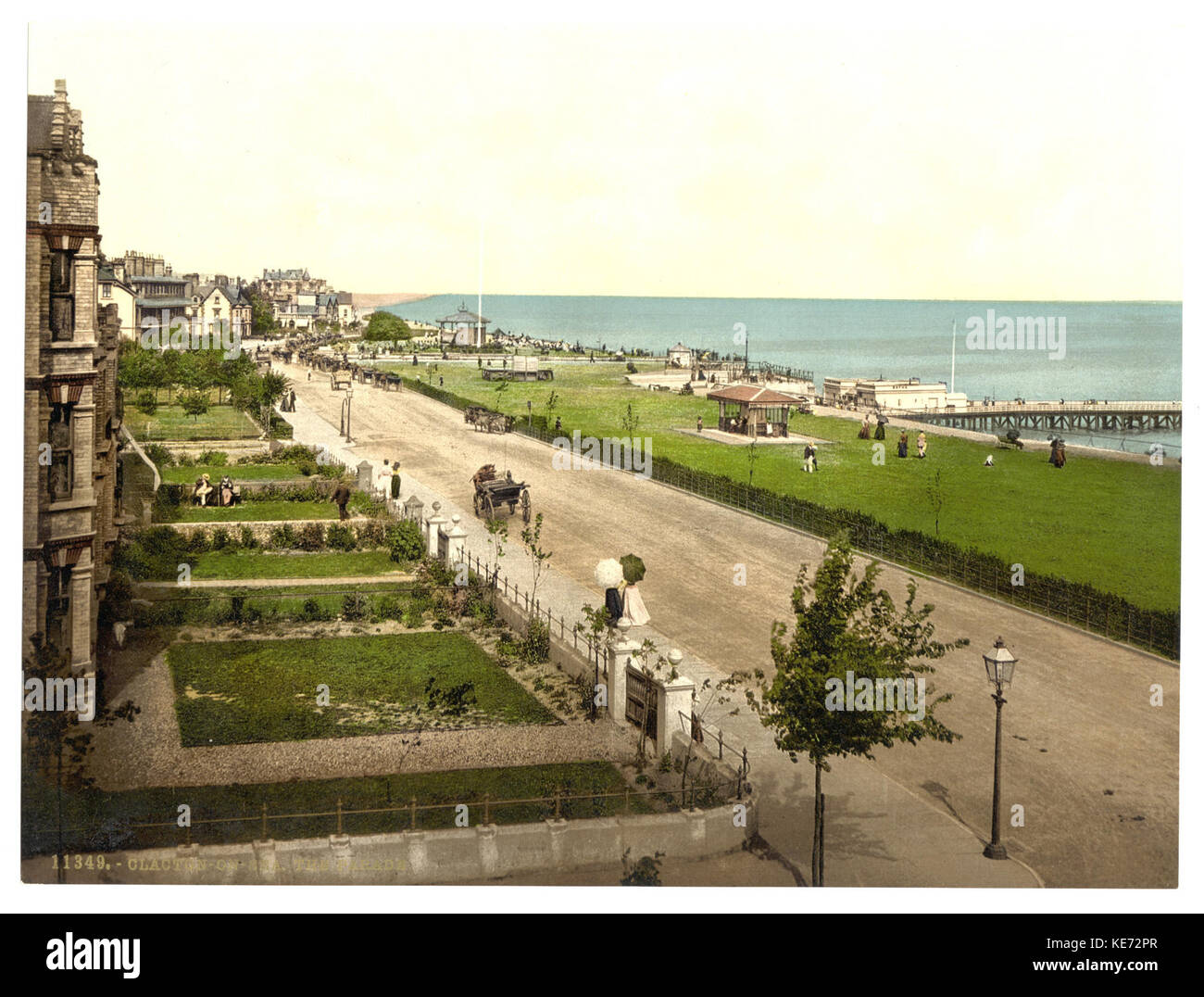 Une image capturant un défilé à Clacton-on-Sea, en Angleterre, mettant en valeur la célébration britannique traditionnelle ou un événement public typique de l'époque. Banque D'Images