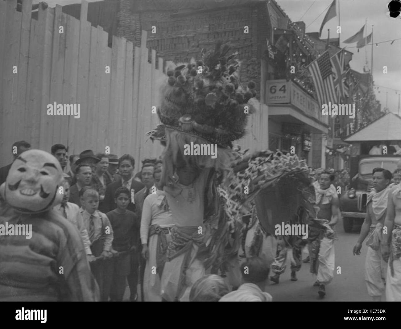 Cette photographie capture un défilé célébrant un événement culturel dans Chinatown, probablement avec des costumes traditionnels, des spectacles et la fierté locale. La scène reflète les célébrations communautaires dynamiques dans cette région. Banque D'Images