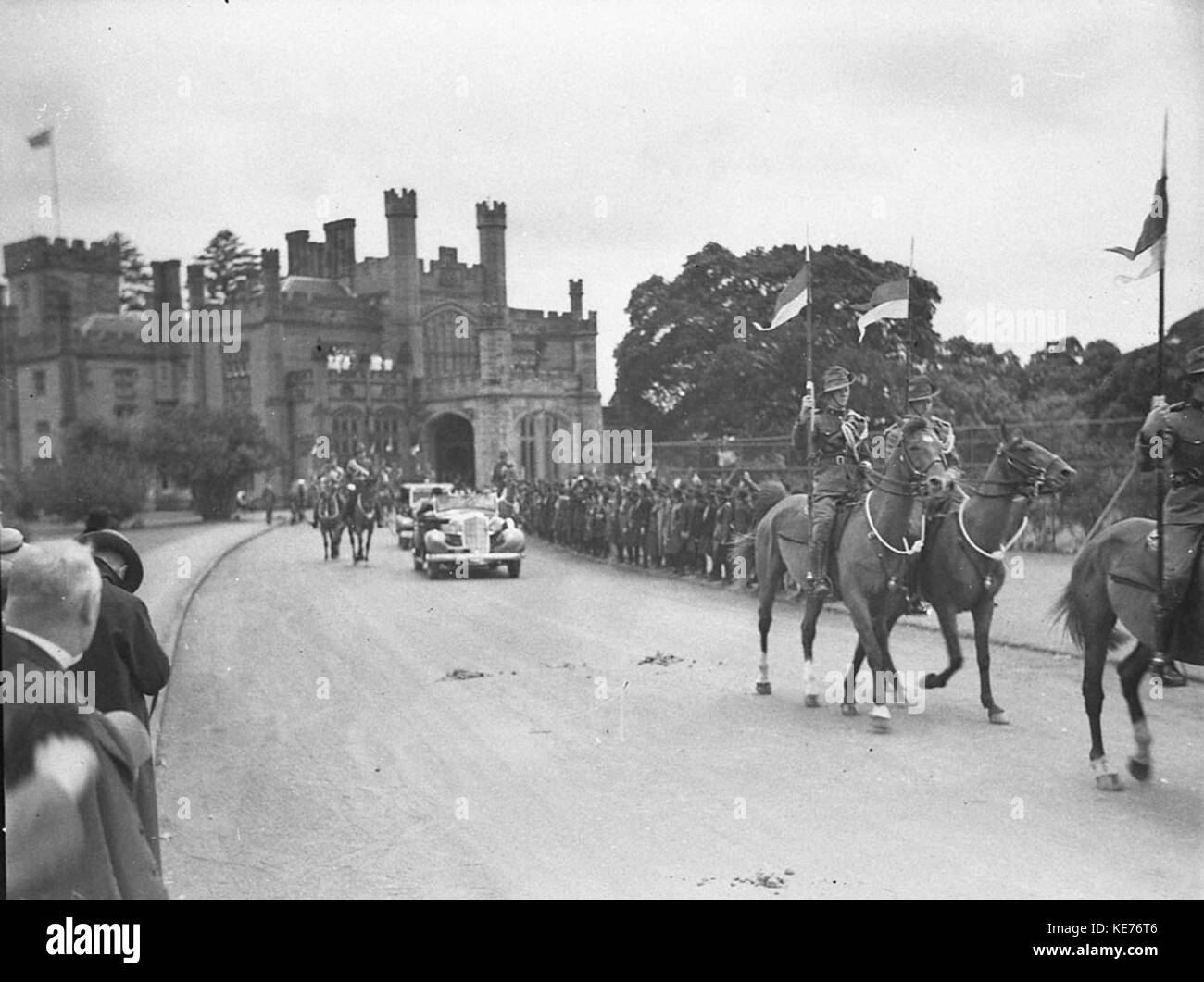 Un contingent de 8962 Light Horse diriger l'entourage des gouverneurs à l'Hôtel du Gouvernement Banque D'Images