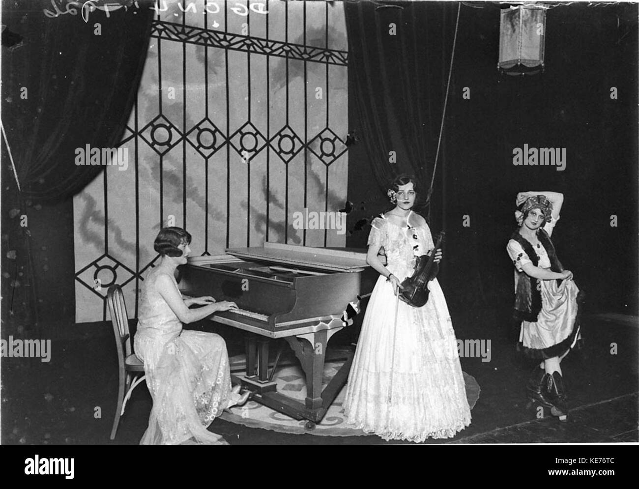 8910 Un trio féminin violoniste pianiste et danseuse Wentworth Hotel Banque D'Images