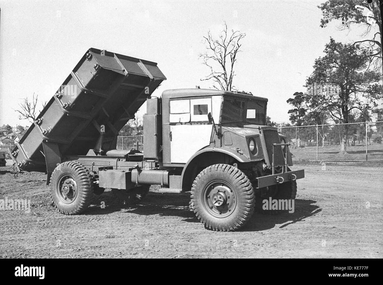 Cette image montre un camion Ford F60S à 4 roues motrices TIP de l'Army Disposals, pris par le Ford Motor Truck Co. à leur usine de Homebush. Le camion était utilisé à des fins militaires avant d'être éliminé. Banque D'Images