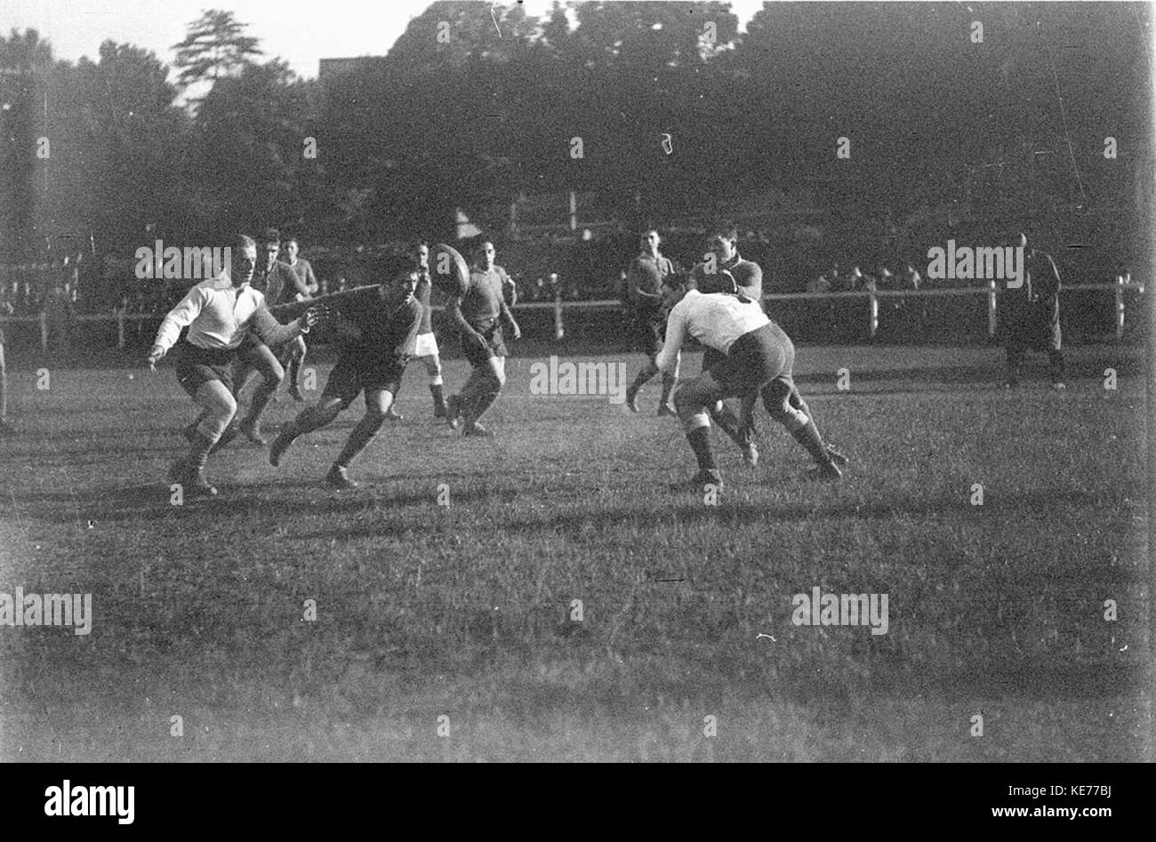 Une photographie prise sur un terrain de sport, numérotée '51080'. L'image capture un moment lors d'un événement sportif ou d'une installation, mettant en valeur les activités sportives qui se déroulent dans cet endroit précis. Banque D'Images