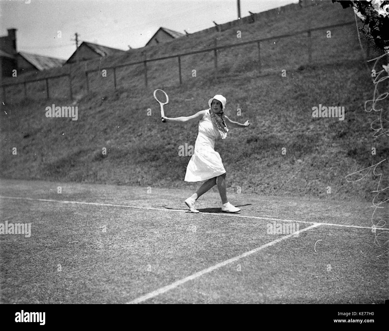 7800 Betty Wylie en action en robe longue Banque D'Images