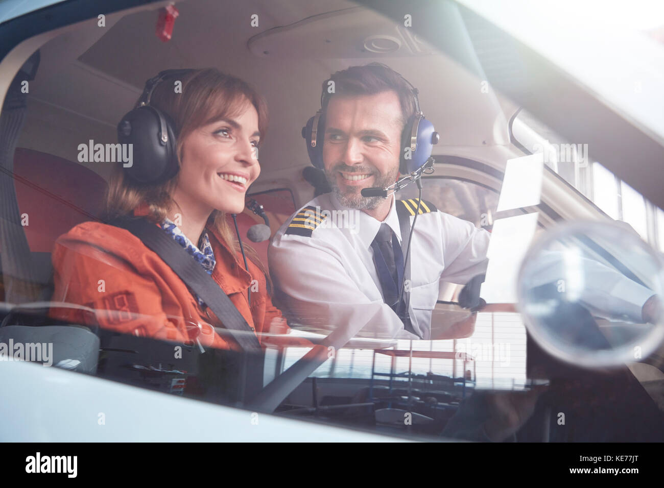 Le pilote parle de sourire en passager dans le cockpit de l'avion Banque D'Images