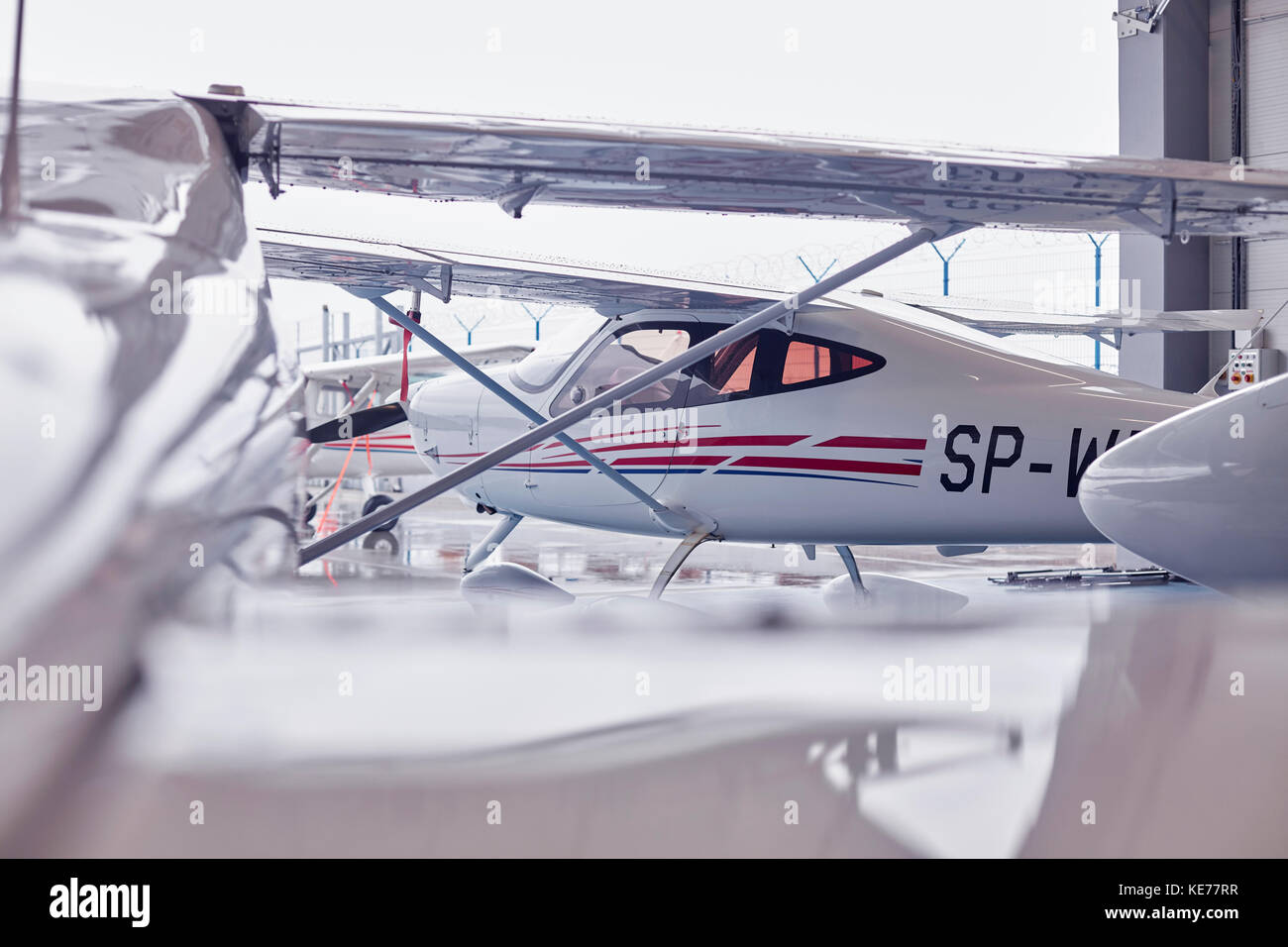 Petit airplane in hangar Banque D'Images