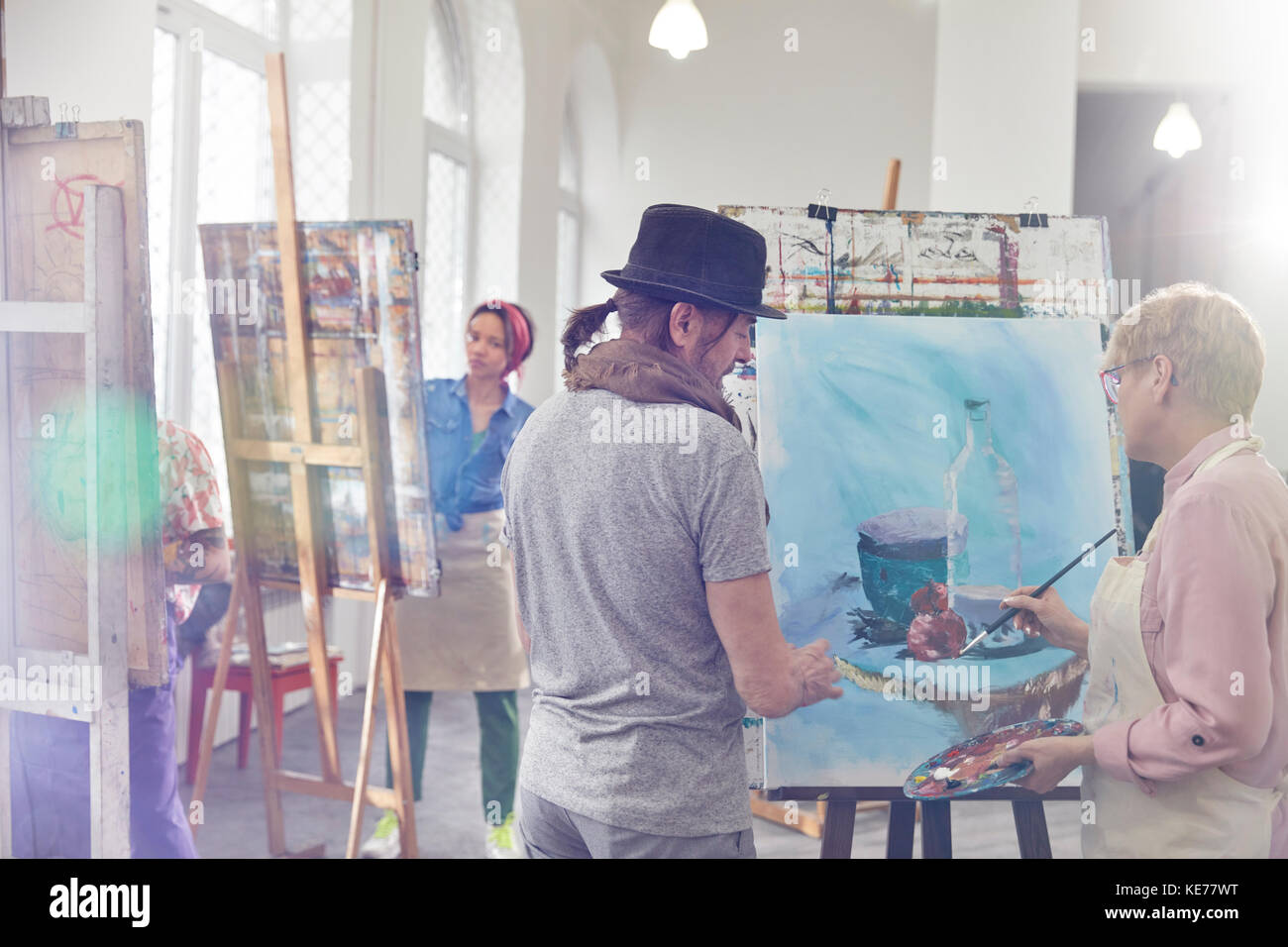 Artistes en train de peindre dans un studio de classe artistique Banque D'Images