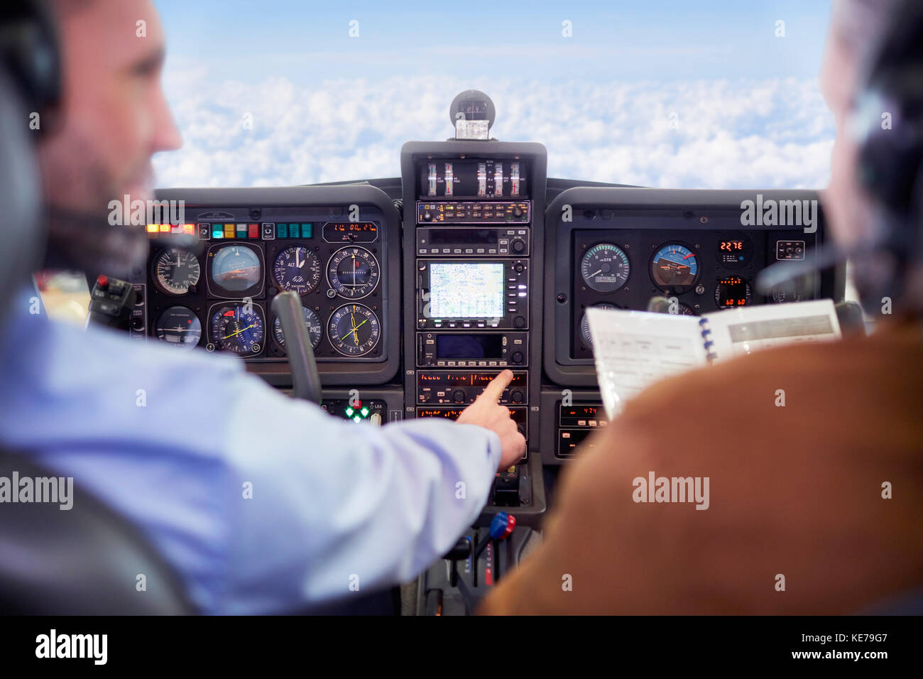 Pilotes avion volant dans le cockpit Banque D'Images
